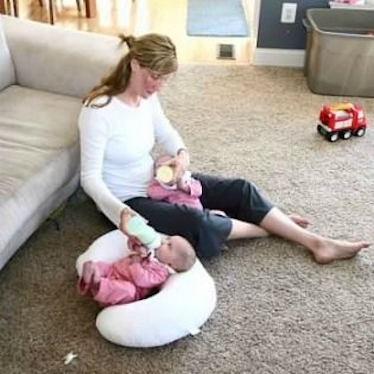 feeding newborn twins is a postpartum doula's skill!