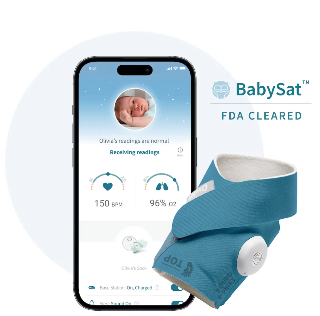 The BabySat and corresponding app measuring pulse and oxygen saturation.